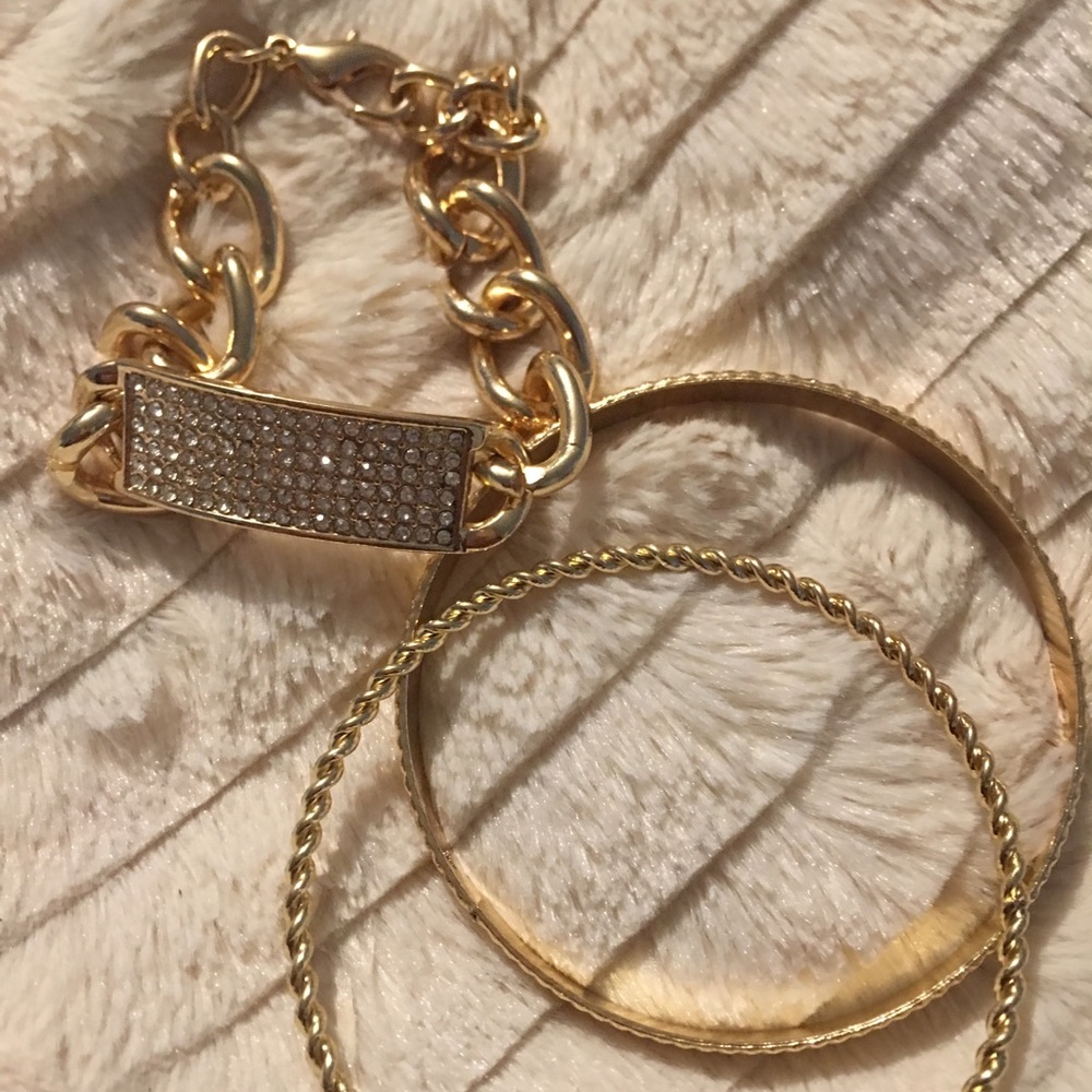 3 $10 items for $20 make your bundle 🌸🌸3bracelets tone gold